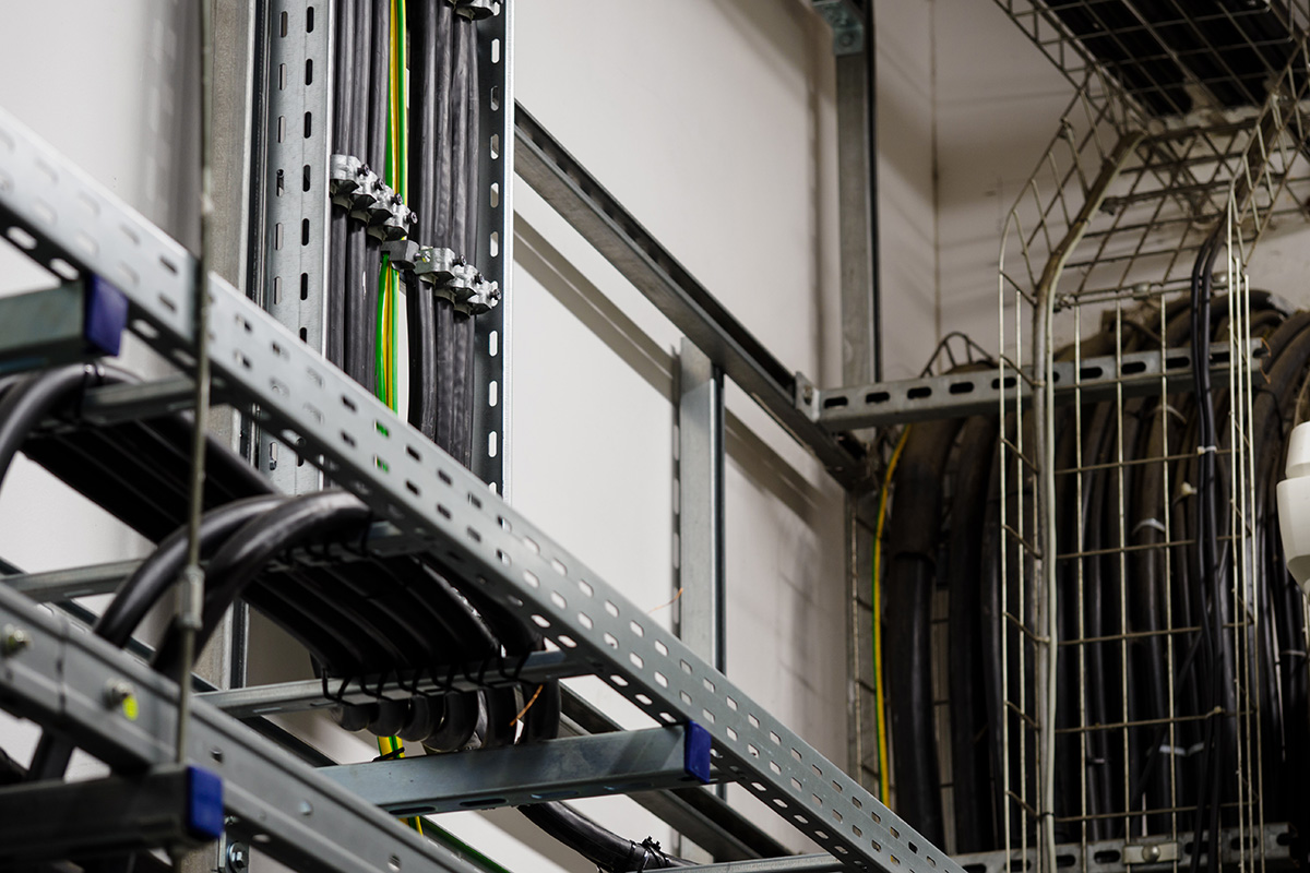 ケーブルラック布設工事