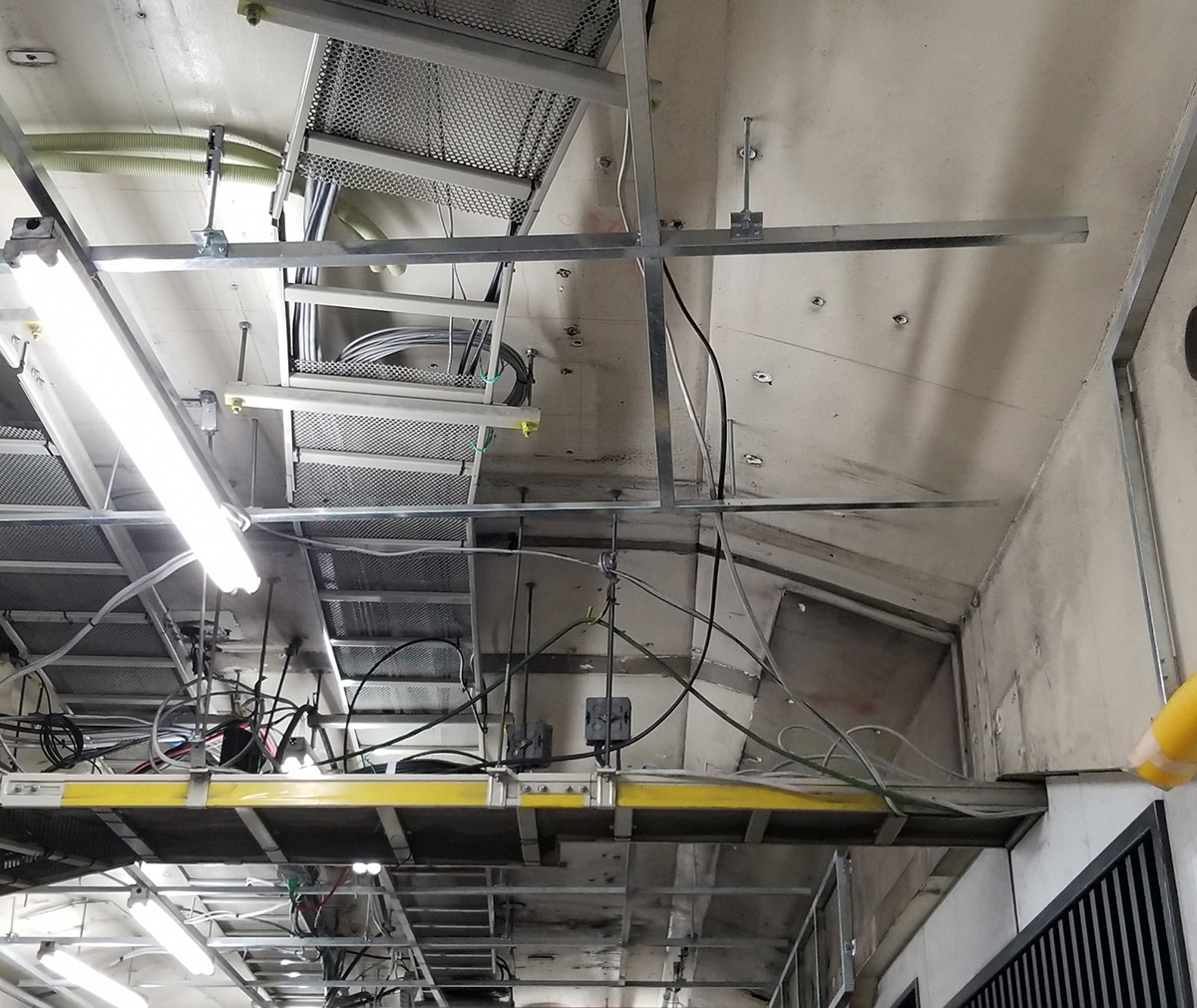 ケーブルラック布設工事